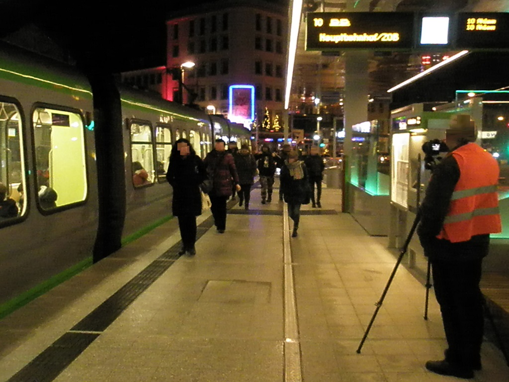 Proj 10 17 Hochbahnsteig Steintor Erffnung 9 Dez19 Fahrgste.jpg