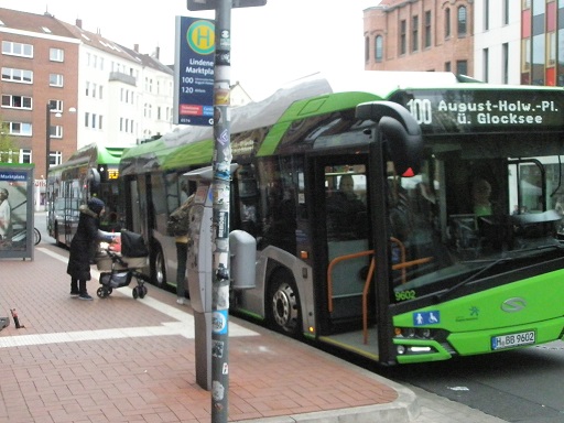 20170418 Solaris E-Bus dahinter MAN Hybridbus.jpg