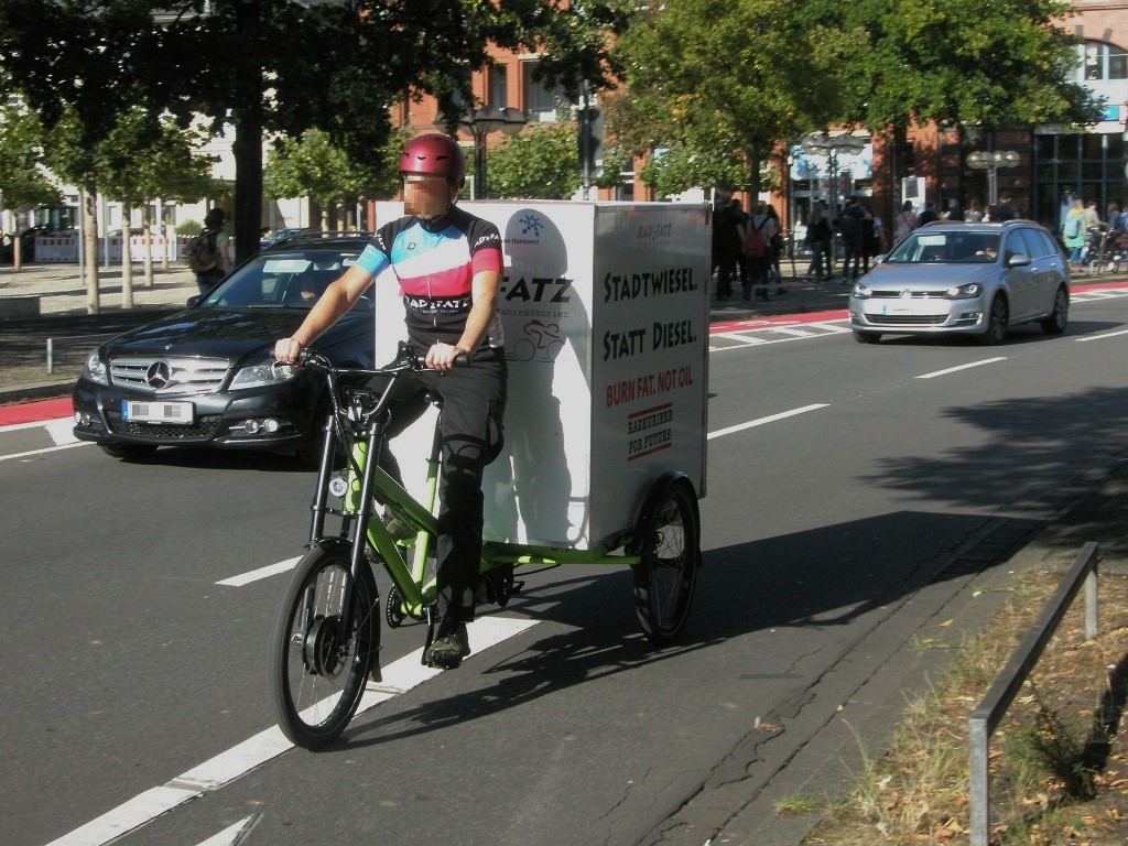 Lastenfahrrad Dreirad mit Kasten hinten.jpg