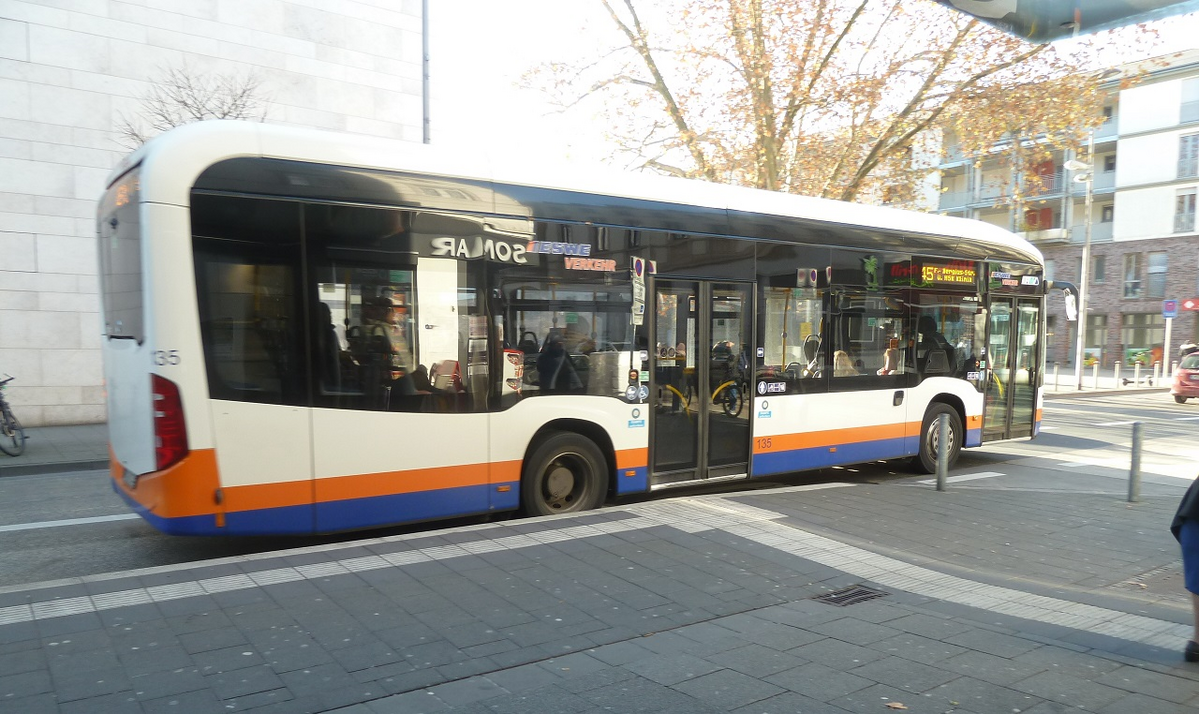 Mercedes E-Bus in Wiesbaden mit ESWE-Lackierung.jpg