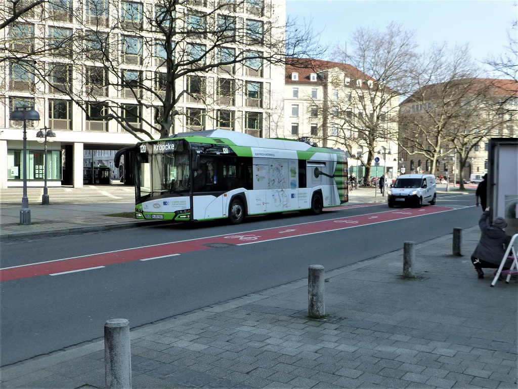 Solaris E-Bus Georgstraße vor Nord-LB Mär21.jpg