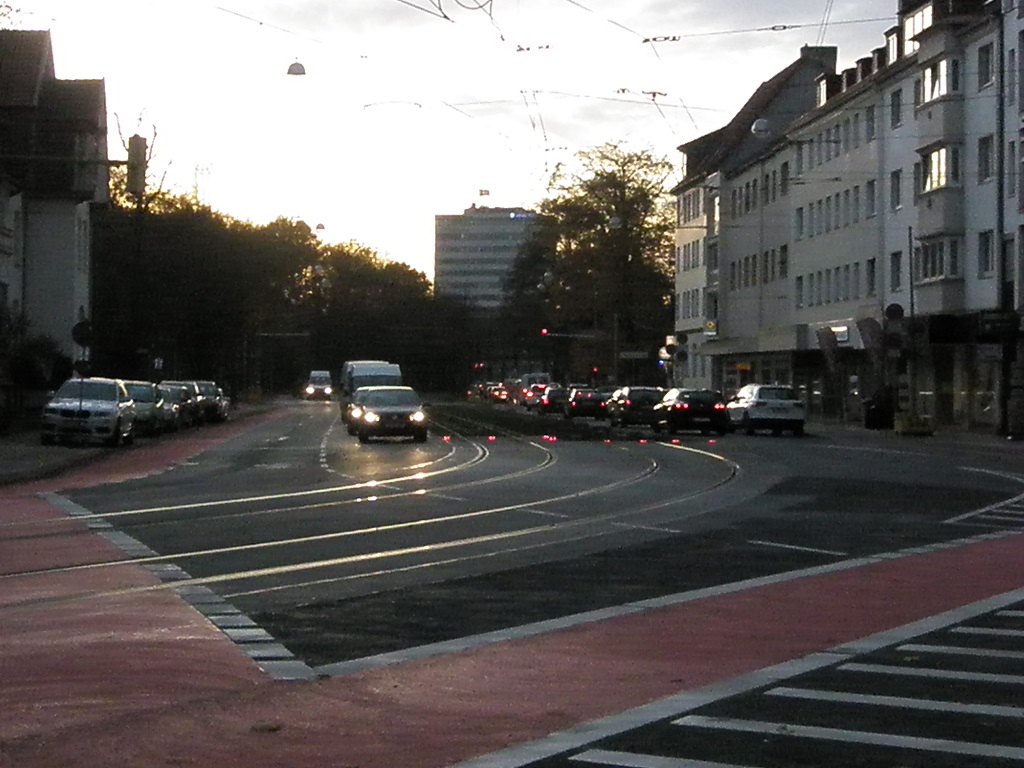 lustige Schilder verdrehtes rechts vorbeifahren Boden-Signallampen nahe Kantplatz.jpg