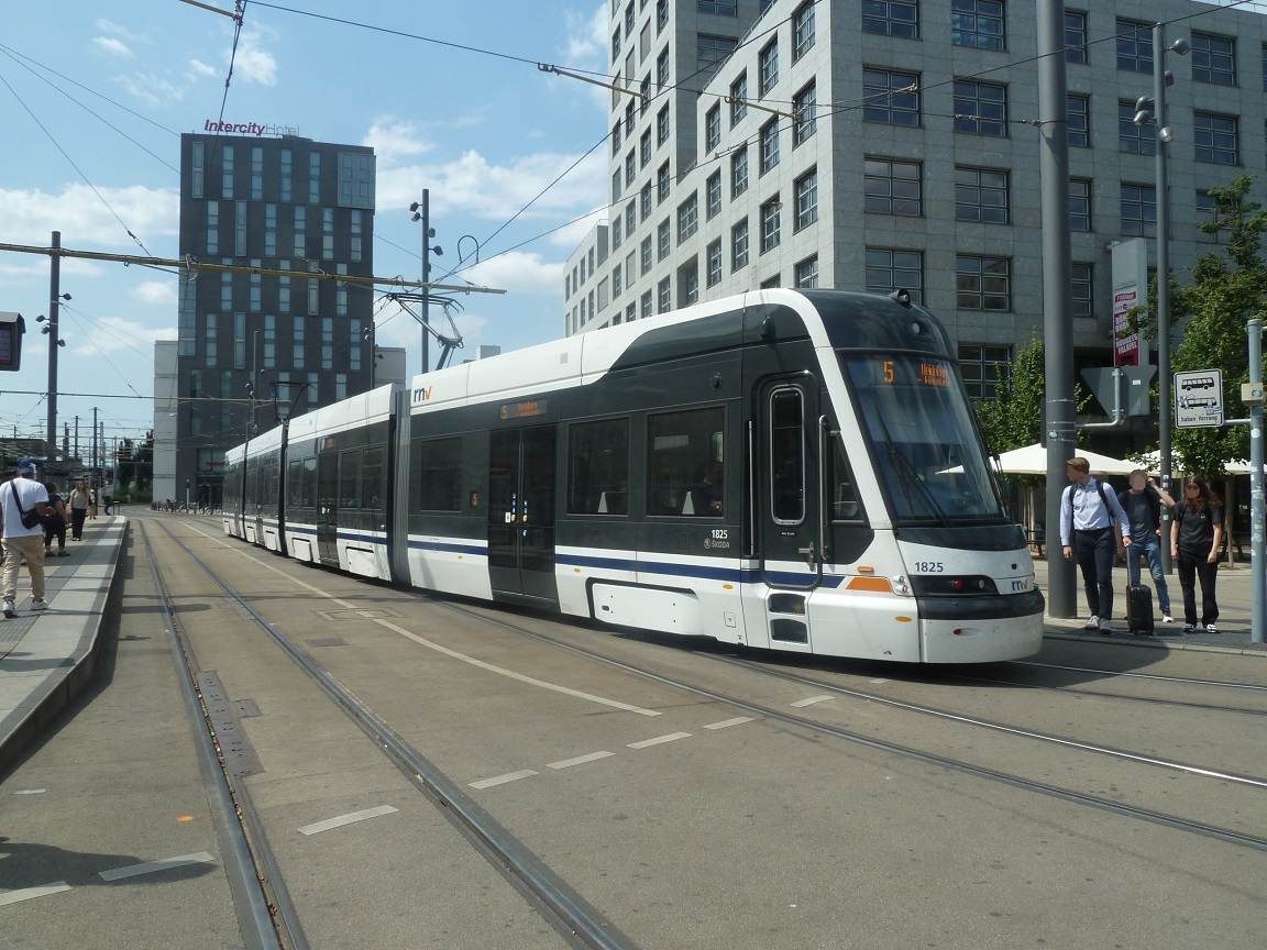 Mannheim neue Niederflurbahn.jpg