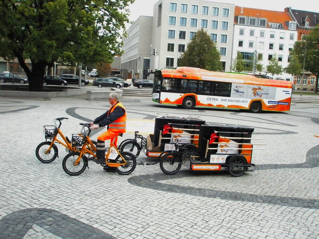 Solaris E-Bus mit Hannover-sauber-Werbung.jpg