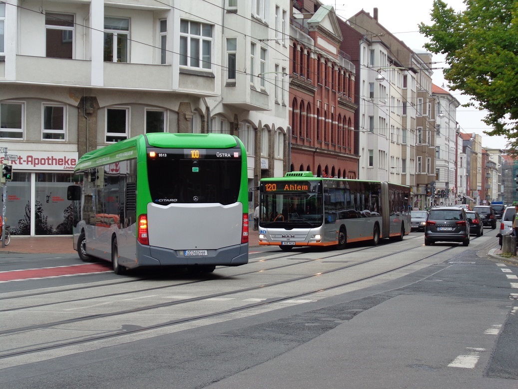 Mercedes eCitaro als Solobus und MAN-Diesel-Gelenkbus.jpg