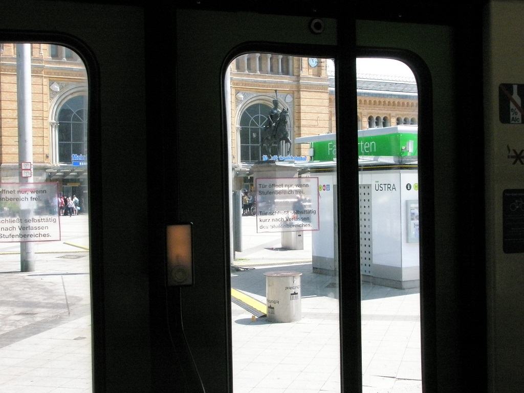 Proj 10 17 20190610 Stadtbahn auf dem Bahnhofsvorplatz zurckgekehrt 2 Ernst-August im Trfeld.jpg