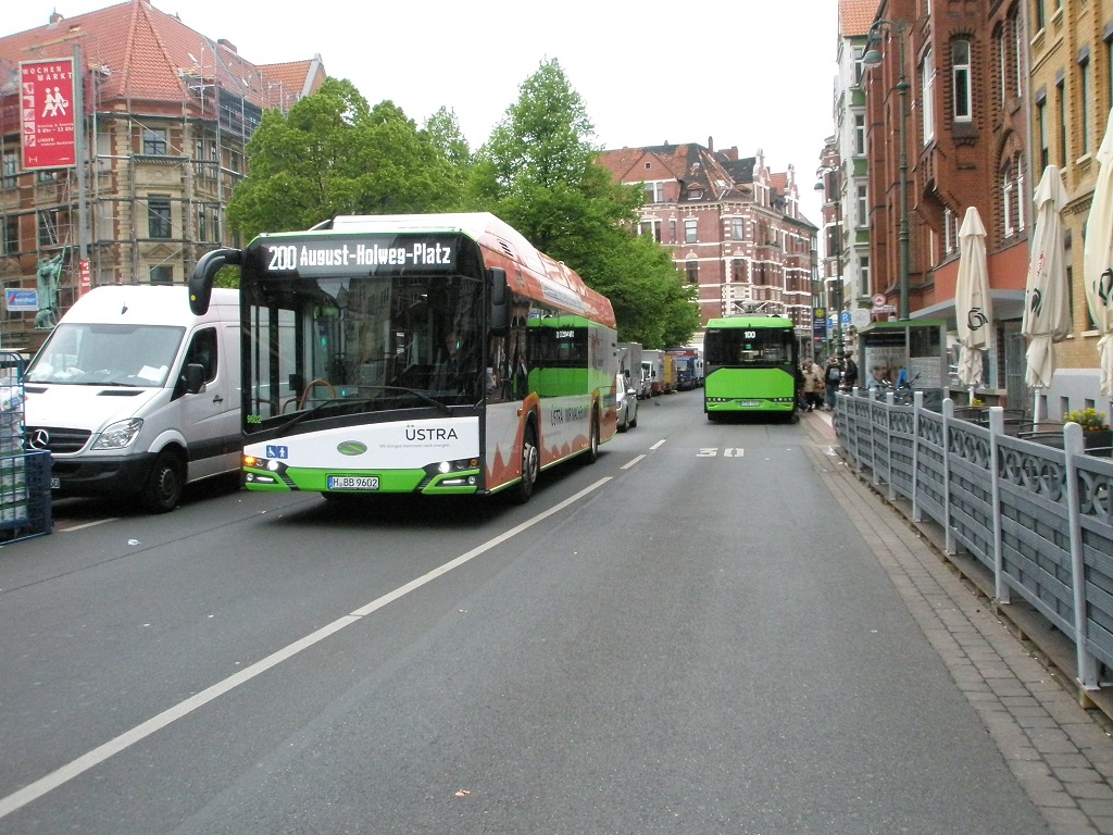 Solaris E-Bus Hannover zwei an H Lindener Marktplatz Mai 2019.jpg