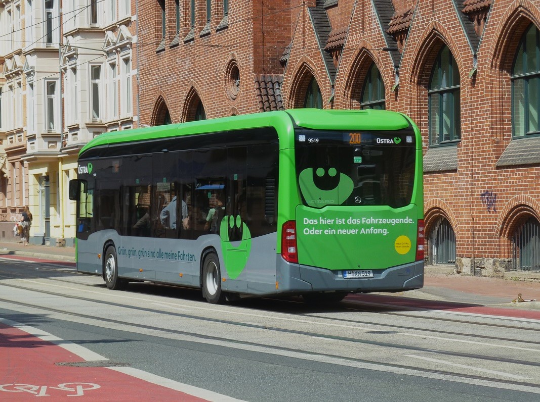 Mercedes E-Bus mit mo Logo der stra.jpg