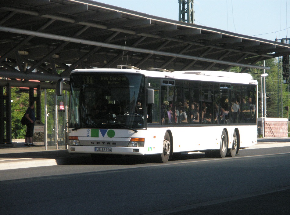 Lneburg Bahnhof 2015 Setra-Bus mit Doppelhinterachse.jpg