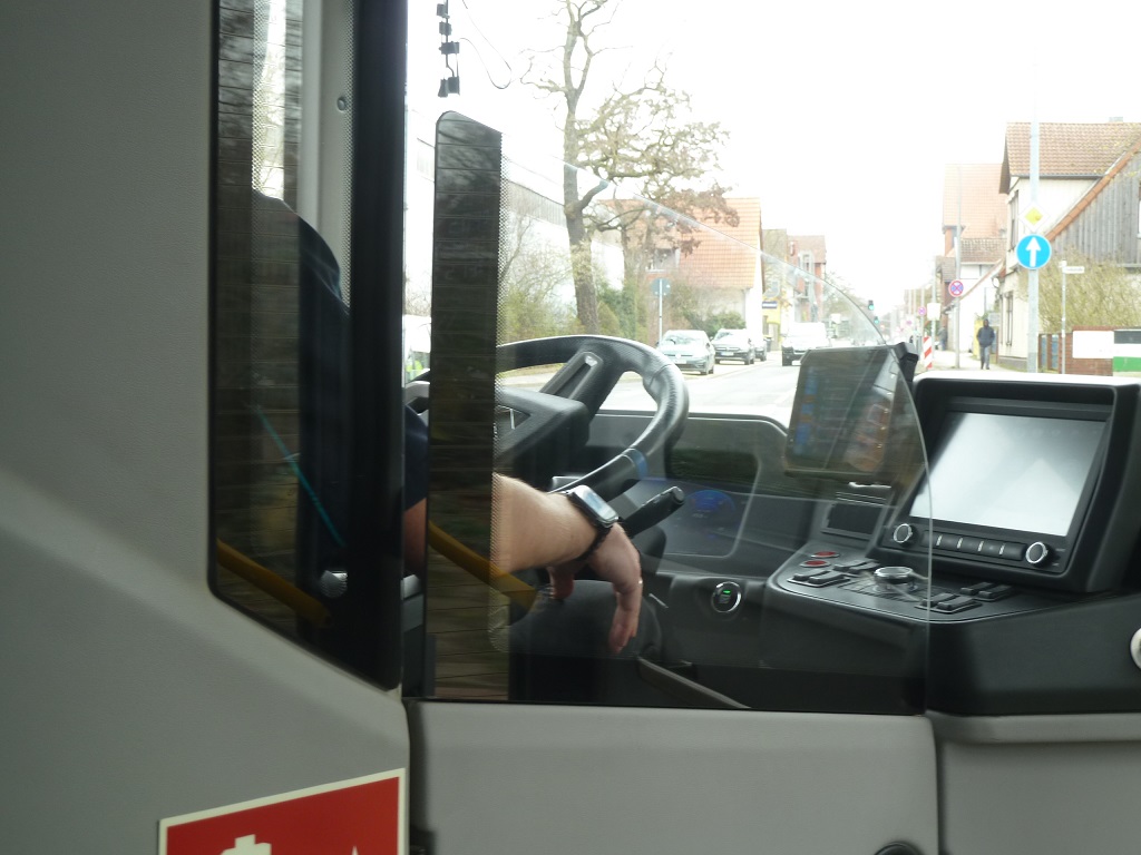 ALBUS Testbetrieb in Burgdorf am 17M�rz2026 Fahrer hat H�nde nicht am Steuer.jpg
