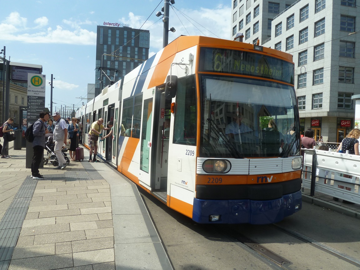 Niederflur-Stra�enbahn-Hochbahnsteig Bahnhof Mannheim 2.jpg
