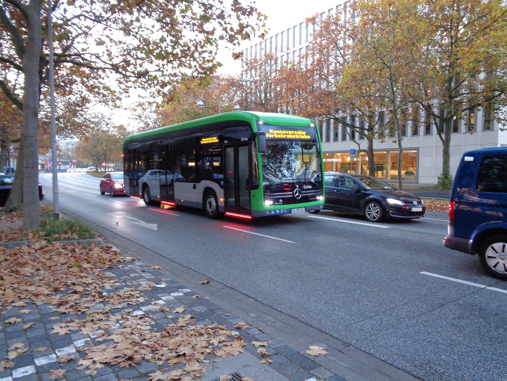 Mercedes E-Bus auf Hildesheimer 3Nov21.jpg