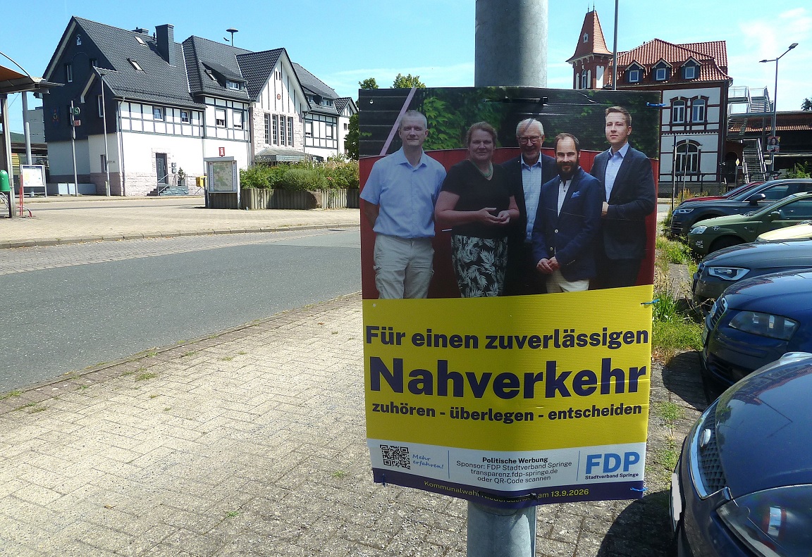 Hannover-Wahl26 FDP Nahverkehr Springe Bahnhof mit Bahnhof.jpg