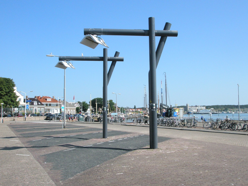 Terschelling Elektrobusse Lademasten am Fhrhafen.jpg