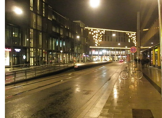 Proj 10 17 Hochbahnsteig Hauptbahnhof Rosenstrae im Bau bei Nacht mit Rand.jpg