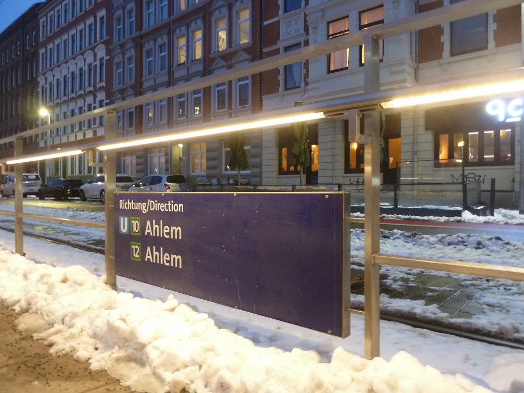 Hochbahnsteig Glocksee Beleuchtung im Gel�nder 2.jpg