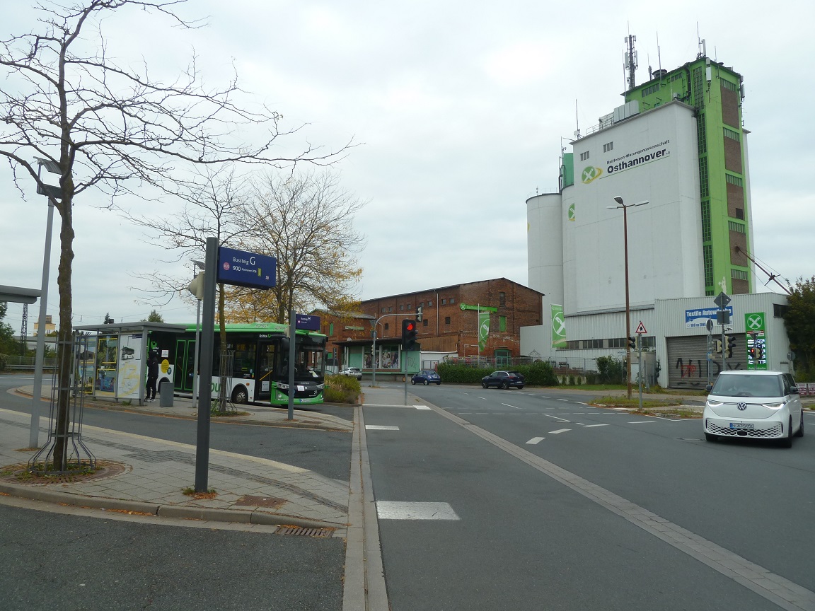 Albus in Burgdorf 27Sep25 Testfahrt mit Raiffeisen-Gebude.jpg