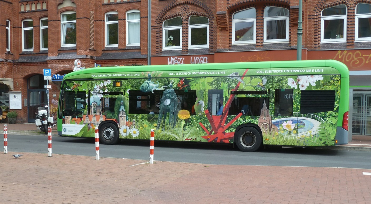 Mercedes E-Bus fr Hannover-Rtsel ohne Ksten verkleinert.jpg