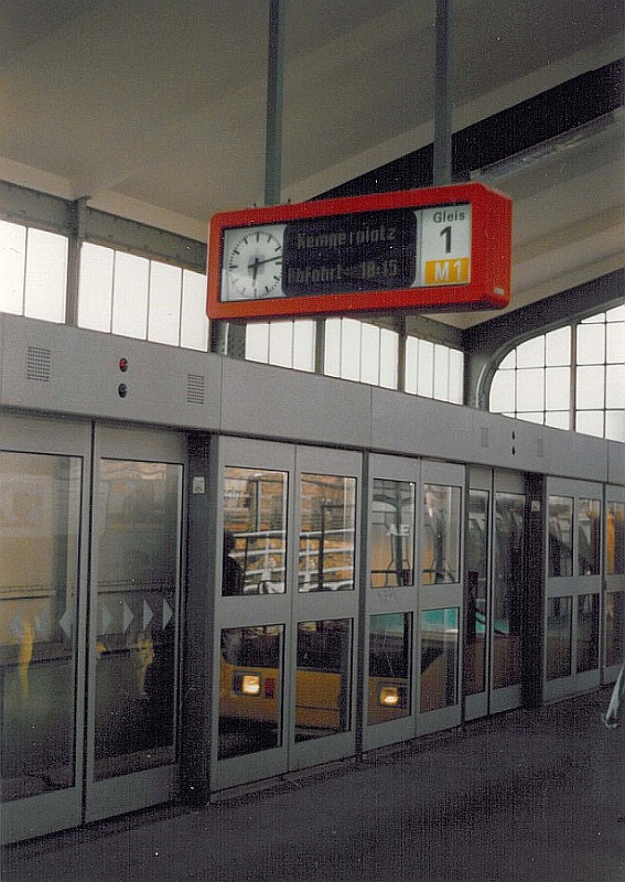 Gu Linie M1 Bahnsteigtr.jpg