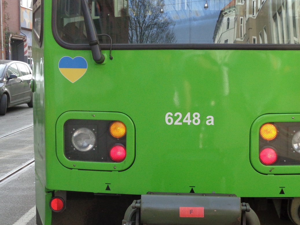 Ukraineherz auf grüner Straßenbahn3.jpg