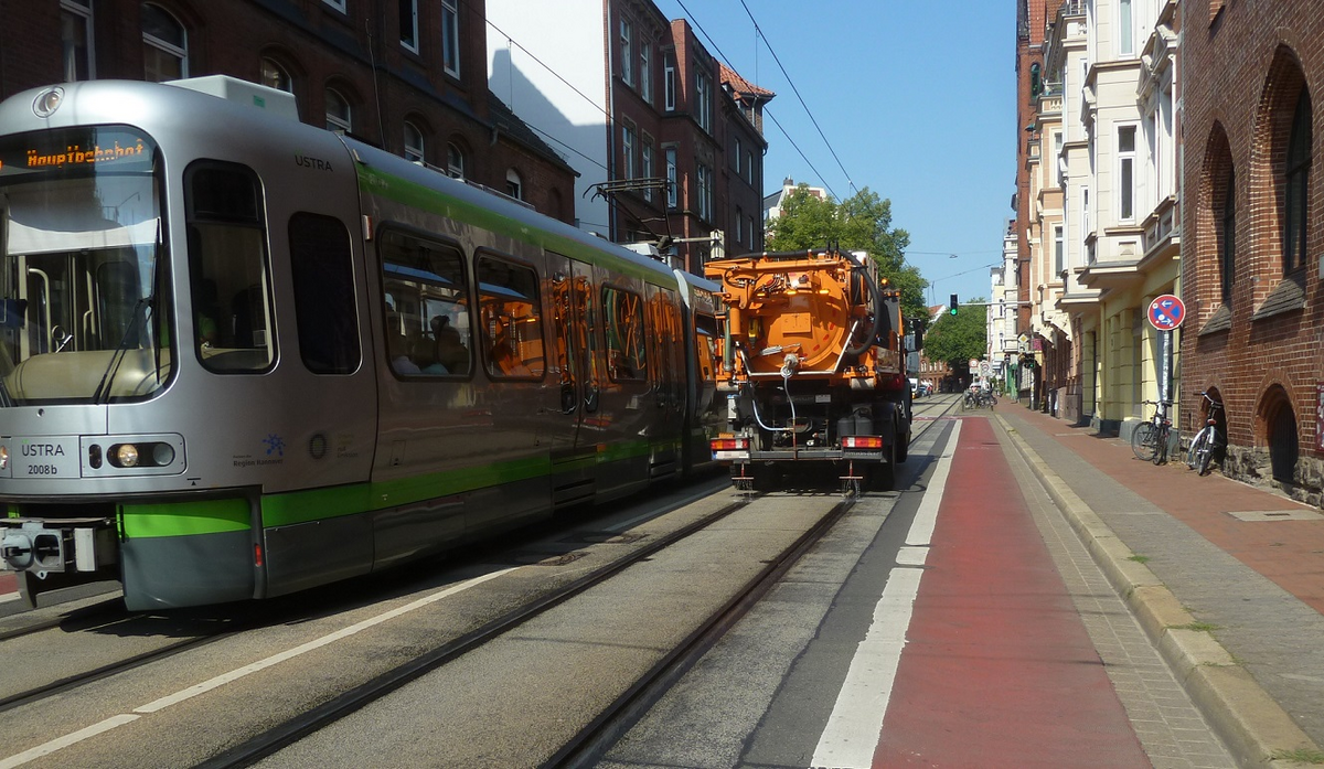 stra Gleise k�hlen mit Sprenklerfahrzeug wegen 38Grad Hitze  30Jul2026.jpg