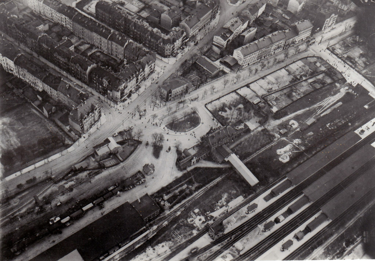 Bahnhofsvorplatz 1920-2.jpg