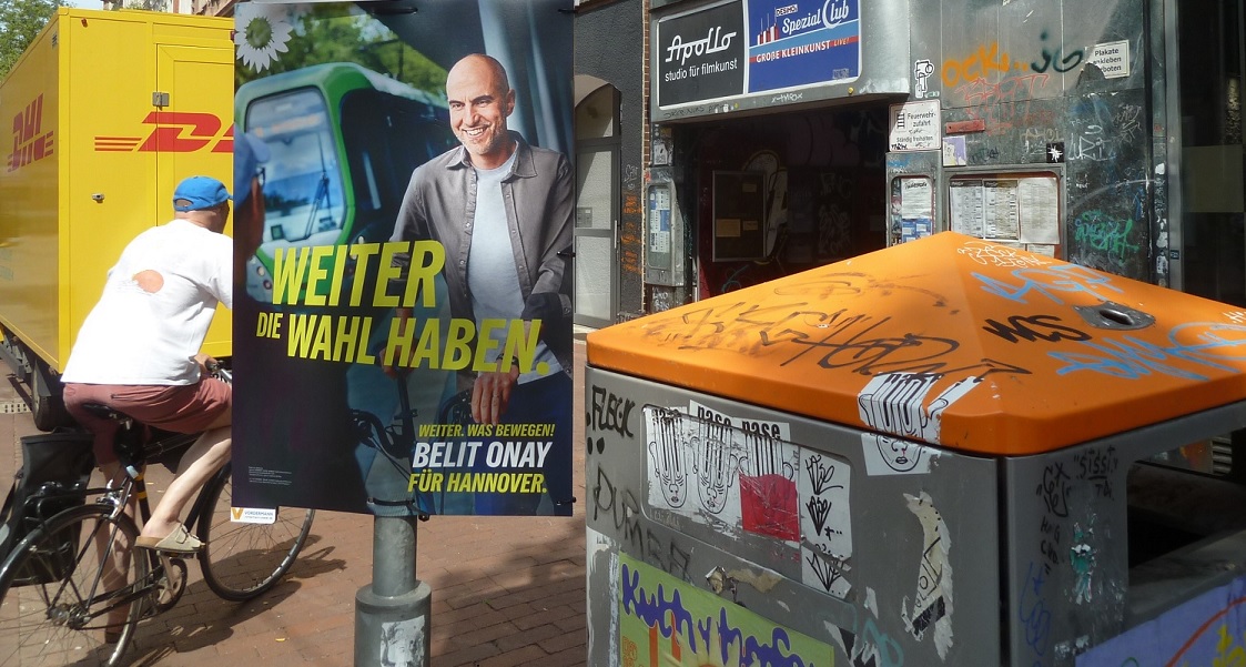 Hannover-Wahl26 Onay mit Fahrrad.jpg