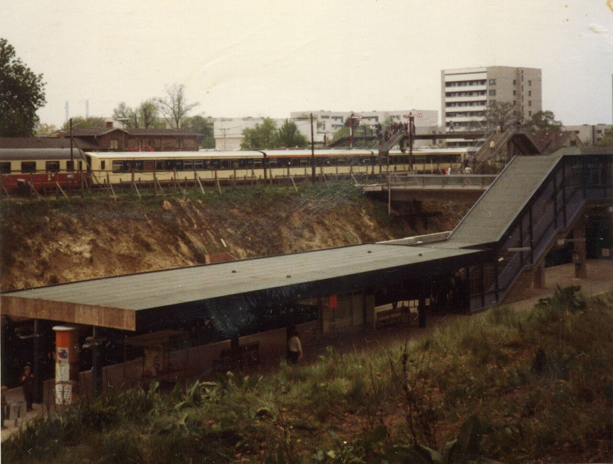 S-Bahnhof_in_Hamburg-Rissen_1983 (1).jpg