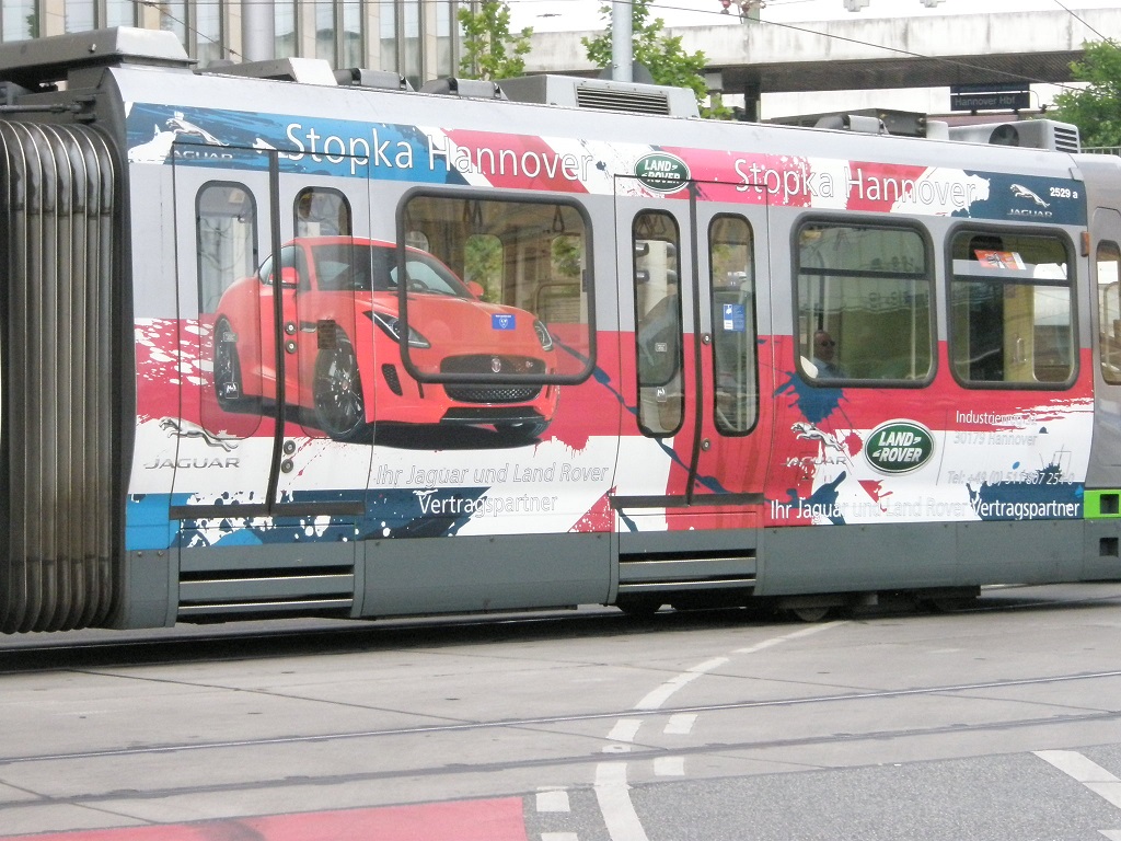 Autowerbung auf TW 2000 vor Ernst-August-Platz Jaguar.jpg