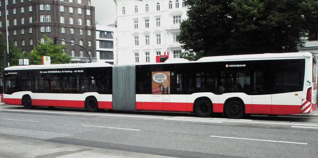 Metrobus Hamburg mit Gelenk und Doppelachse.jpg
