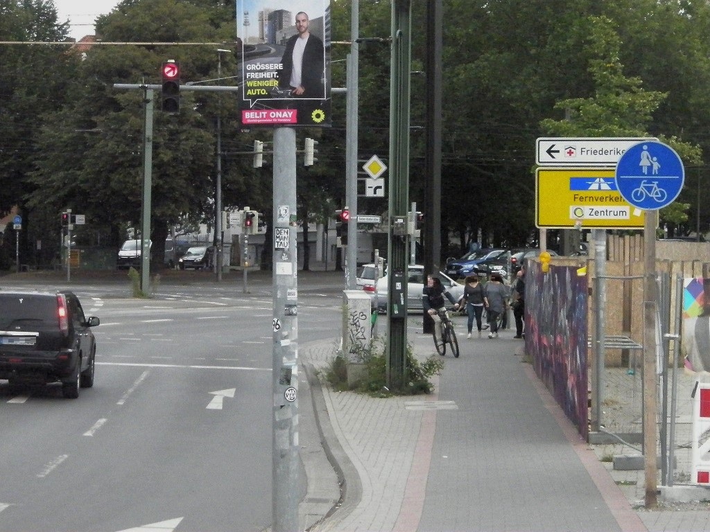 Belit Onay mit Rad vor Hochstrae an Benno-Ohnesorg-Brcke.jpg