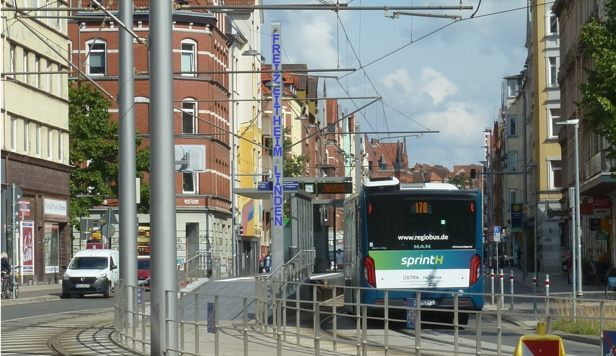 Hochbahnsteig Freizeitheim Linden mit Schrift beschnitten.jpg
