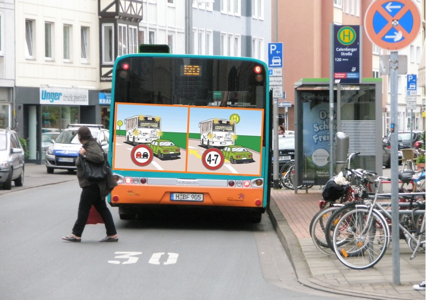 Bus mit Verkehrshinweis am Heck.jpg