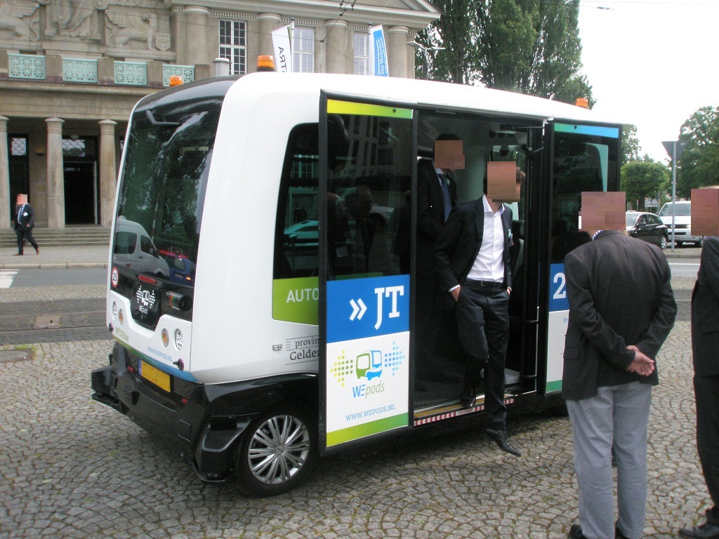 20170608 VDV-Jahrestagung in Han Selbstfahrender Bus vor Stadthalle.jpg