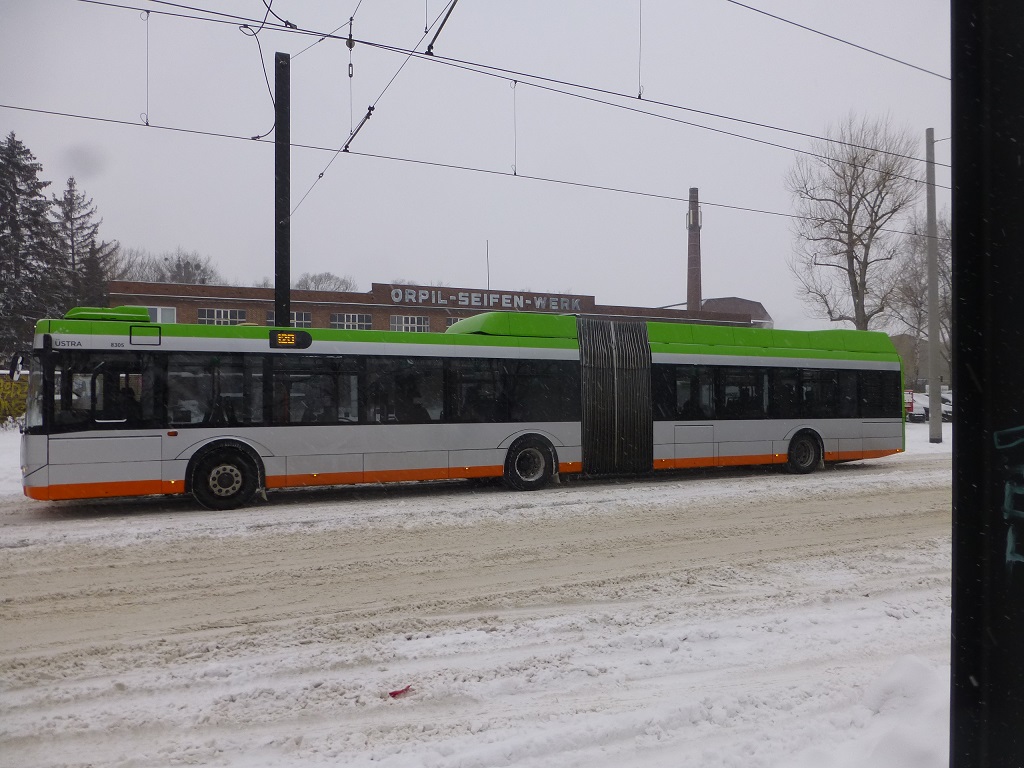 Schnee Solaris Hybrid Gelenkbus Bernhard-Caspar-Straße.jpg