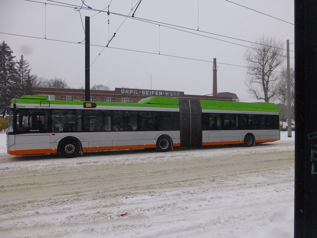 Schnee Solaris Hybrid Gelenkbus Bernhard-Caspar-Strae.jpg