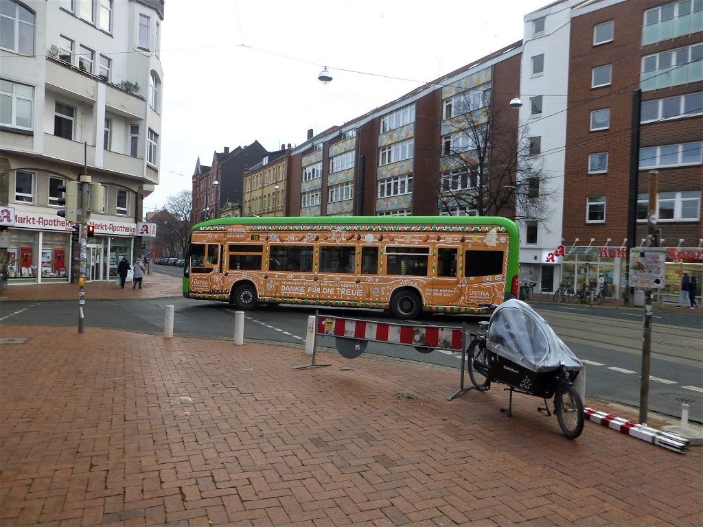 Mercedes Lebkuchen E-Bus in Kurve zu Lindener Markt Winter 2020-2021.jpg