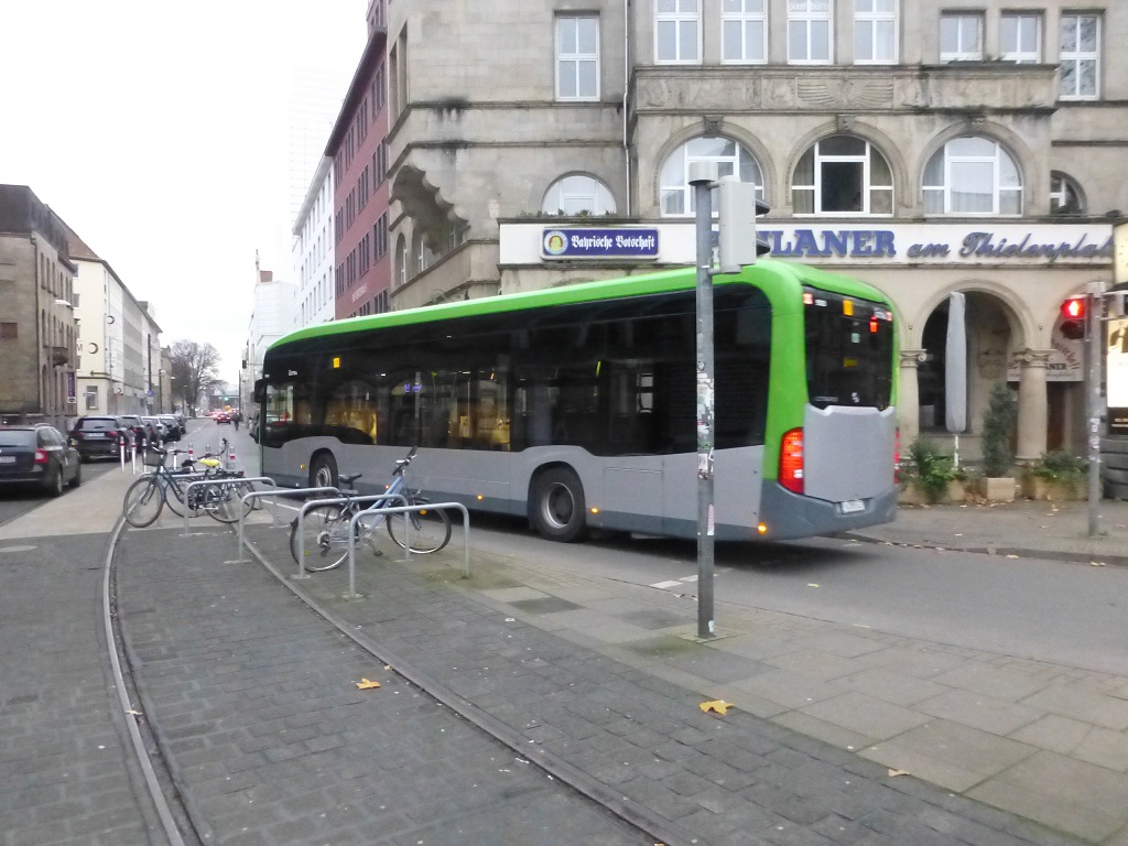 Mercedes E-Bus parallel zur ehemaligen Straßenbahnstrecke zum Aegi Nov20.jpg