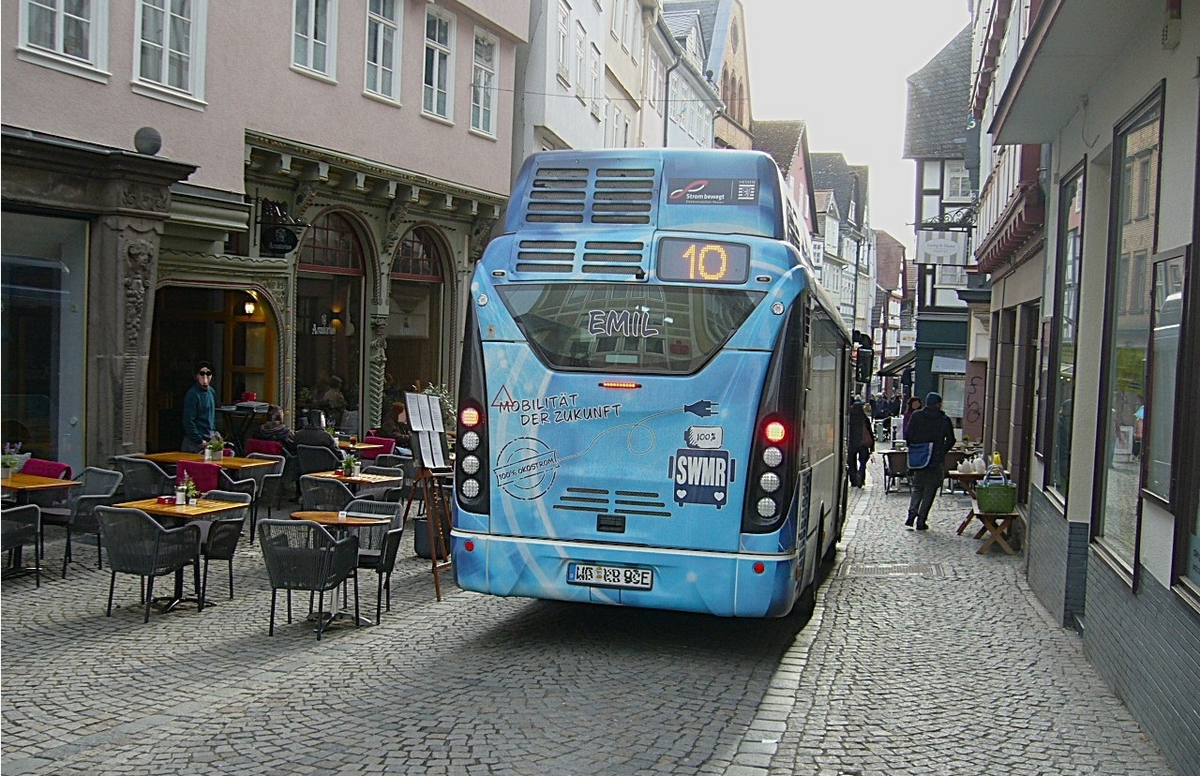 Marburg Linie 10 Schloss Hauptbahnhof Rampini Elektro Midibus H Fu�g�ngerzone Apr26.jpg