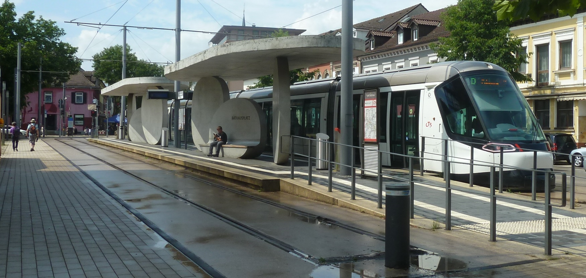 Straenbahn Hochbahnsteig Kehl Felsformen Jul25.jpg