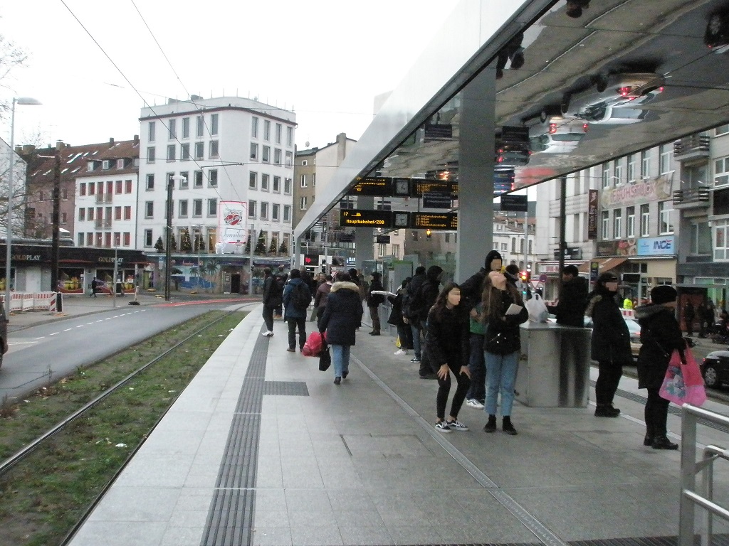 Proj 10 17 Hochbahnsteig Steintor Passanten bestaunen Spiegeldecke.jpg