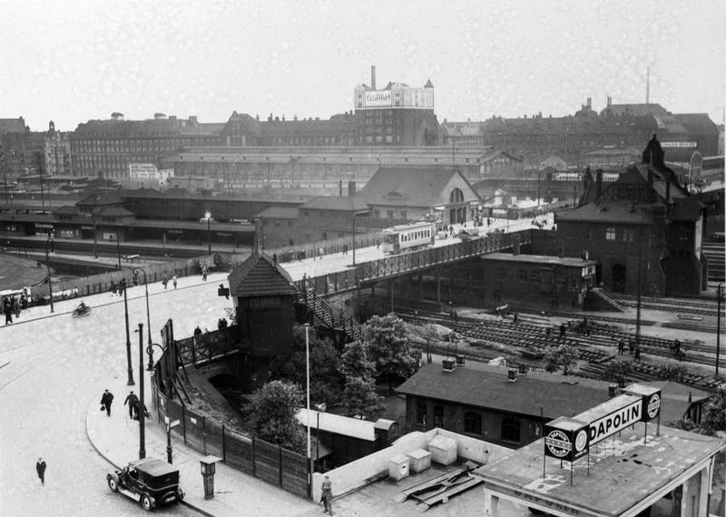 Bundesarchiv_Bild_183-1987-0911-501%2C_Berlin%2C_S-Bahnhof_Warschauer_Strasse.jpg