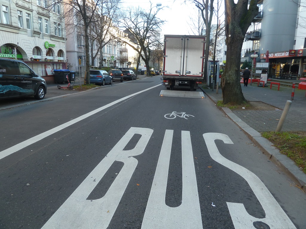 Wiesbaden LKW blockiert Busspur Jan26 Dotzheimer Str vor H Schwalbacher Stra�e-Luisenforum.jpg