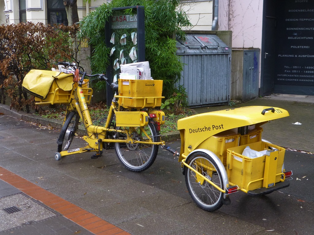 Lastenfahrrad der Post mit Anhnger.jpg