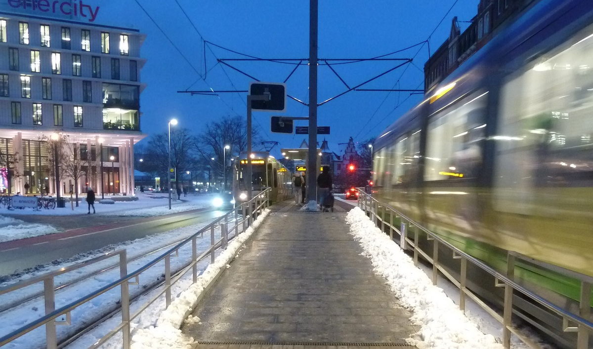 Hochbahnsteig Glocksee Beleuchtung im Gel�nder 1.jpg