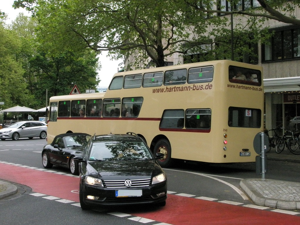 Mercedes Eineinhalbdecker Oldtimerbus in der Georgstrae 2.jpg