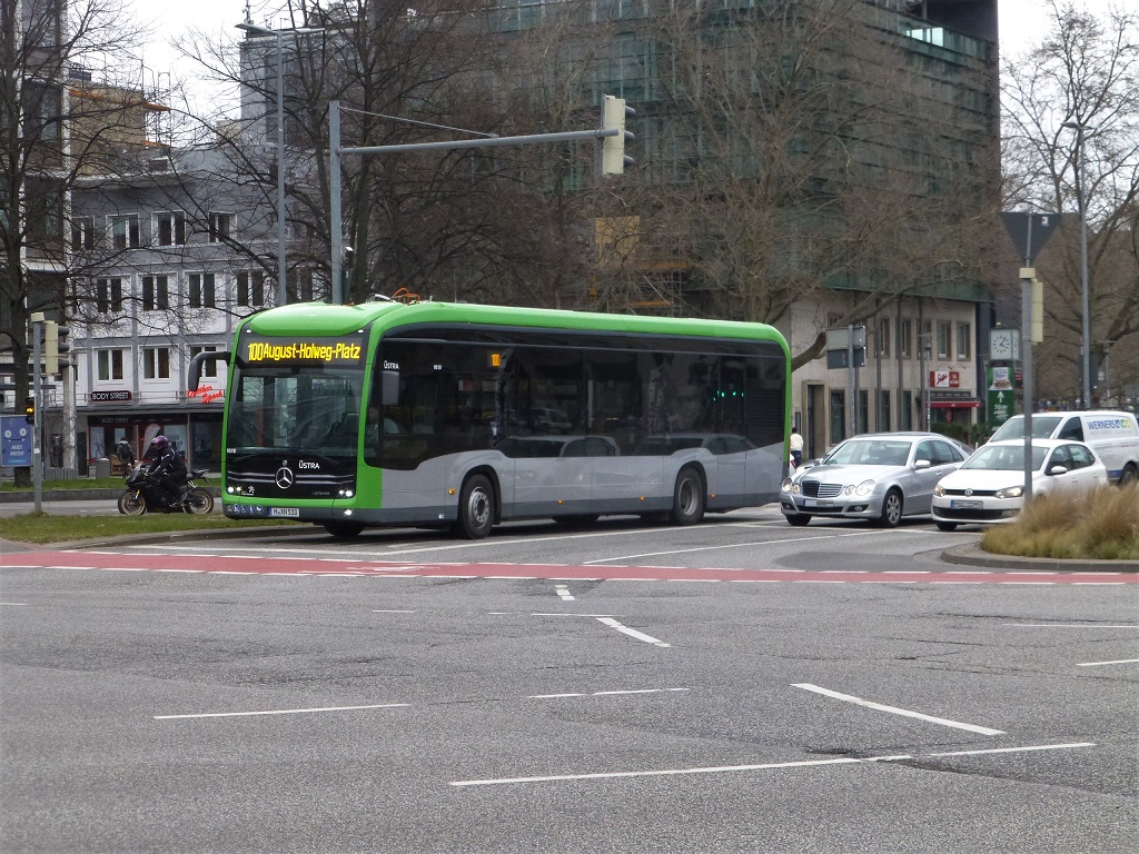 Mercedes E-Bus Aegi R Rathaus.jpg
