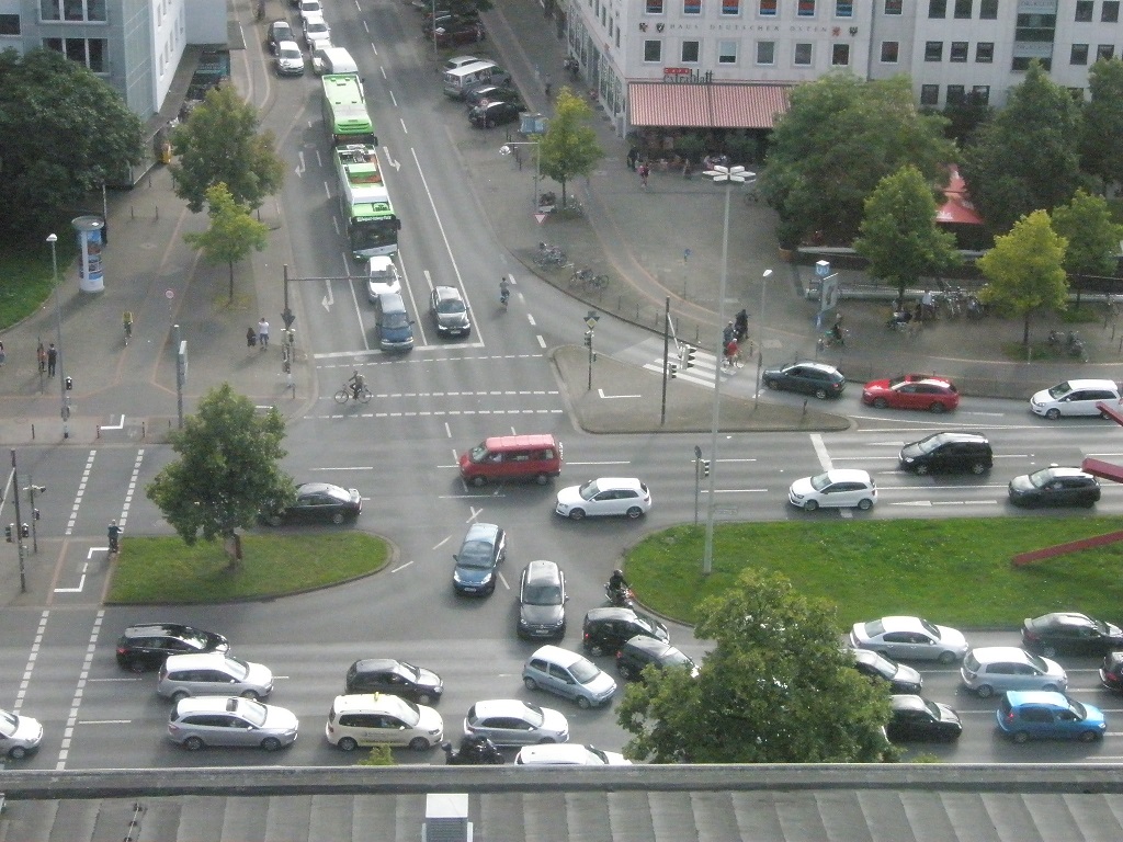 Solaris E-Bus steckt im Autostau fest Knigsworther Platz Mitte Aug 17.jpg