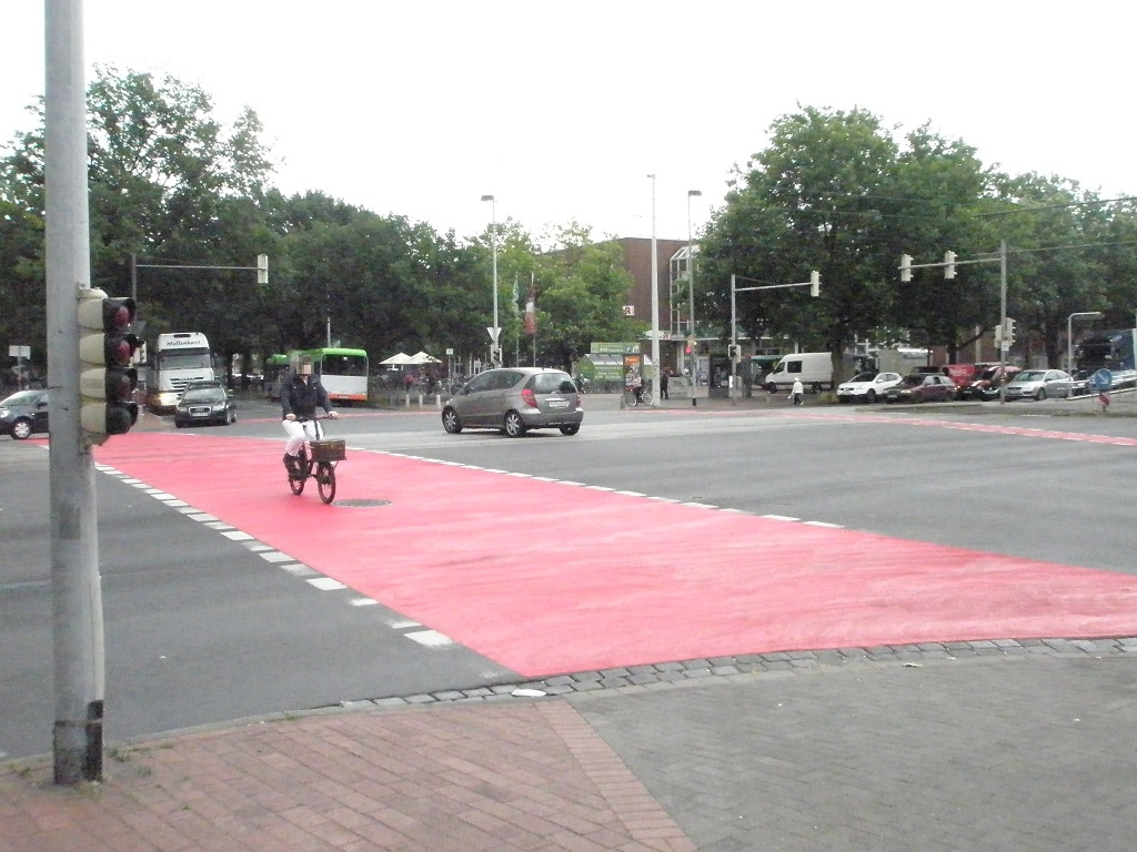 Rotmarkierung Fahrradfurten Vahrenwalder Strae Ecke Niedersachsenring.jpg