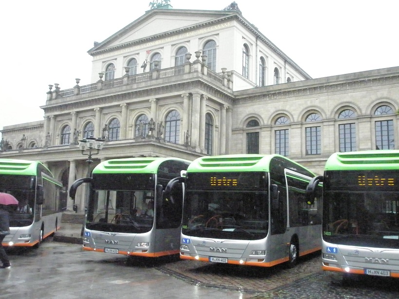 MAN Hybrid auf Opernplatz.jpg